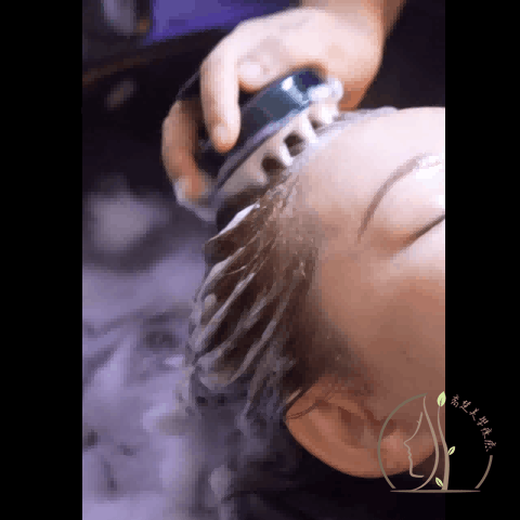 以水療方式帶走殘留髒污，並補充頭皮所需水分，舒緩敏感並降低燥熱。