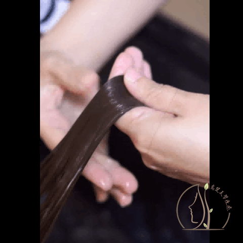 針對乾燥、受損髮絲，以乳木果油進行深層修護，讓髮尾柔順、髮質更有彈性。